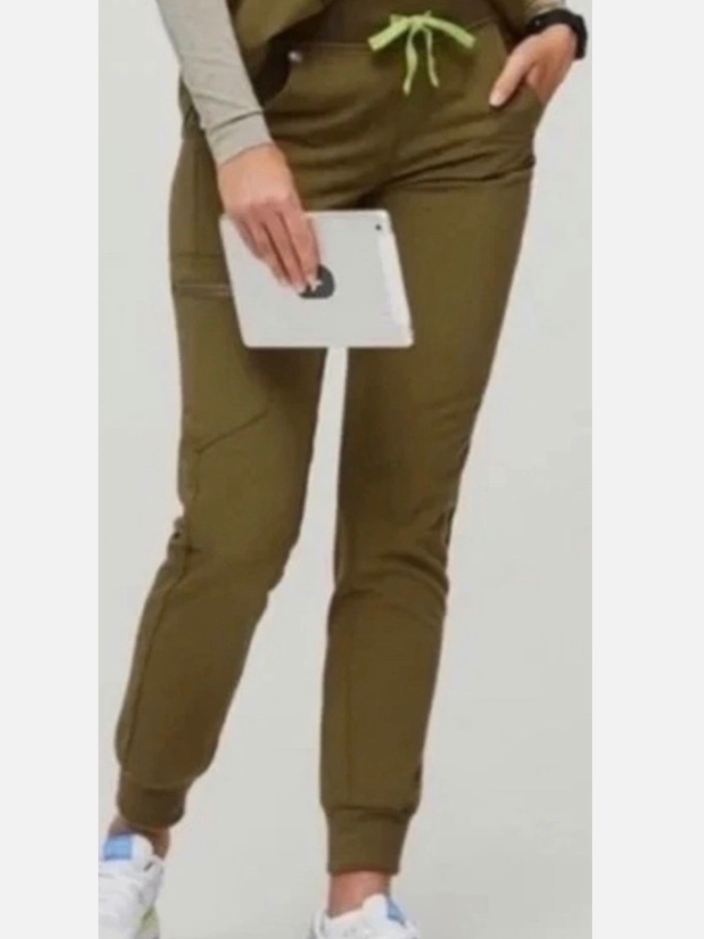 FIGS NWT Zamora 2.0 Scrub Jogger Pants Size S Martini Olive